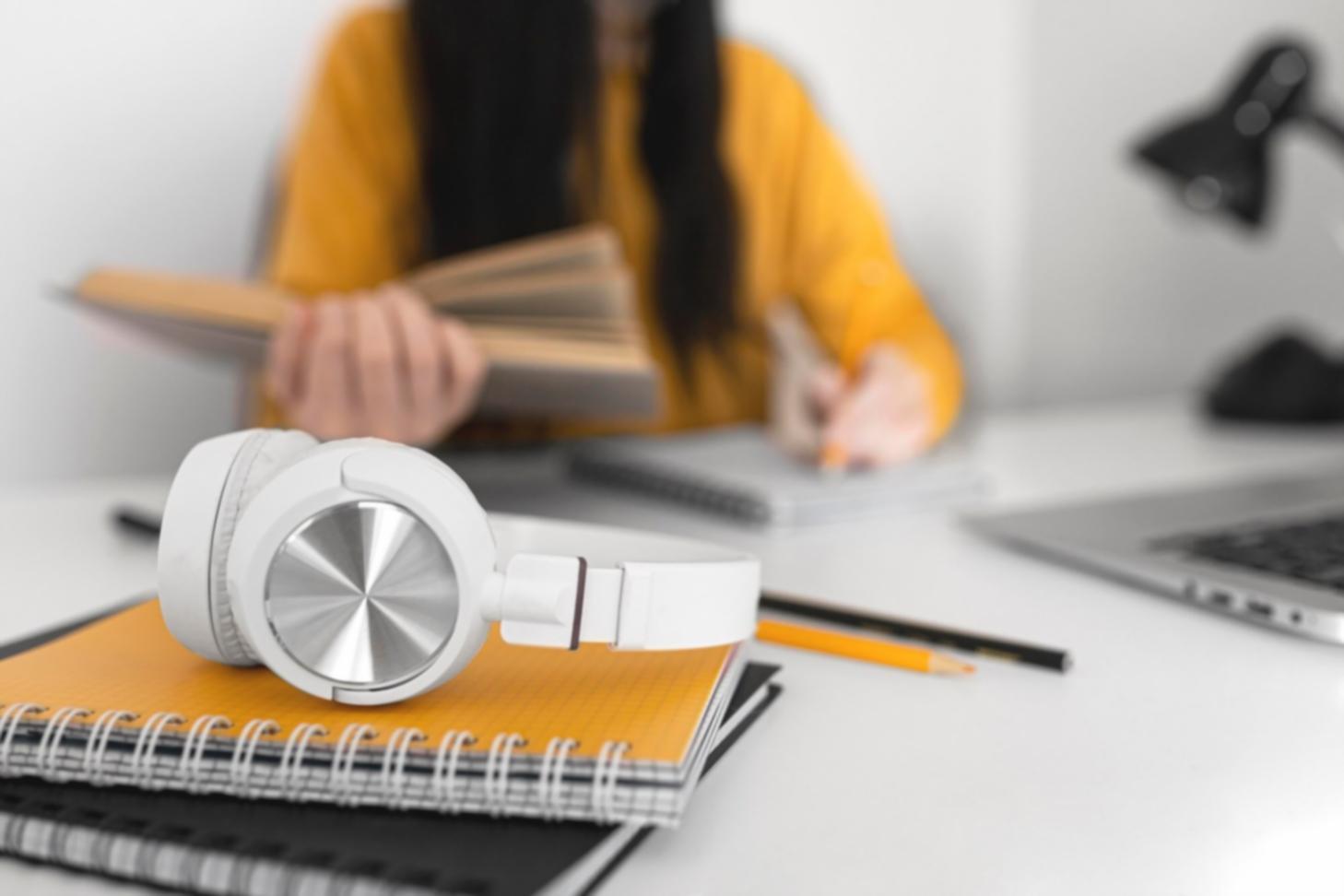 Modernes Büro mit Finanzanalyse-Tools und Bildschirmen